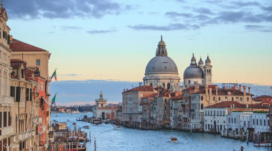 與另一半到義大利威尼斯搭乘愜意的貢多拉穿越大運河，欣賞浪漫的日落