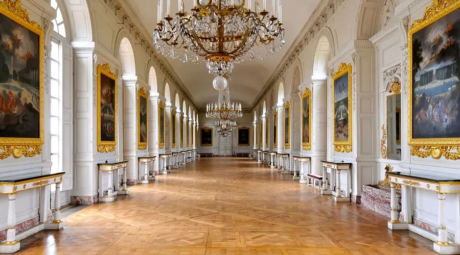 來到法國巴黎凡爾賽宮可愜意的漫步於金碧輝煌的皇室套房與宮廷花園間