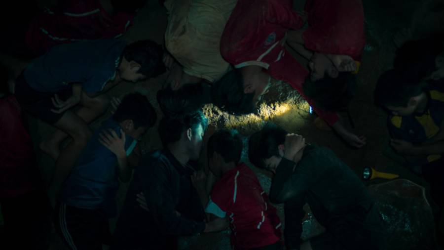 《受困 13 人：我們的泰國洞穴生還錄》裡，泰國少年足球隊親身描述自己 2018 年受困睡美人洞並奇蹟生還的經歷。
