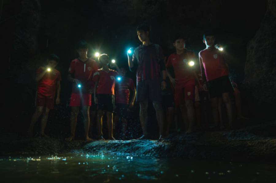 《泰國洞穴救援事件簿》取材自真人真事，描述一支泰國少年足球隊成員與助理教練受困在睡美人洞，促使國際展開救援行動。