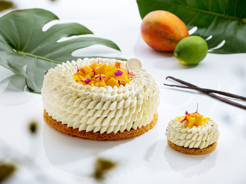 此款縈繞芝麻濃郁香氣和芒果甜蜜滋味的蛋糕有兩種大小，分別為大的「光芒萬丈」(左)與小巧可愛的「小光芒」(右)