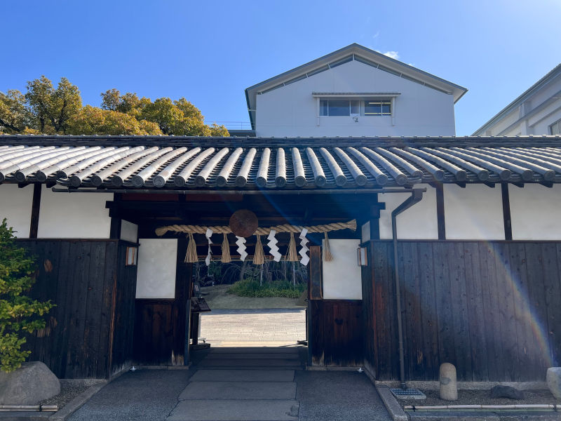 神戶酒心館可由專人帶領參觀釀酒部分過程，有會英語的人員講解，也設有伴手禮商店，販售「福壽」酒類及各式神戶特產。