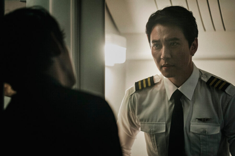 ▲ 金南佶在電影中飾演很有責任感的副機長 ( 圖 車庫娛樂 )