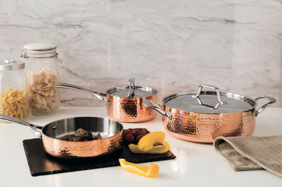 蘿莎鍋具系列種類一應具全，並提供不同尺寸選擇，可滿足各種家庭型態