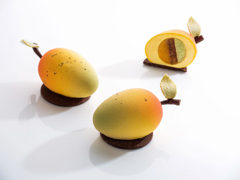 造型仿真的「芒芒夏日」使用斑蘭蛋糕和檸檬葉搭配芒果的香甜滋味，不僅外型栩栩如生，入口更充滿沁夏的芒果美好滋味