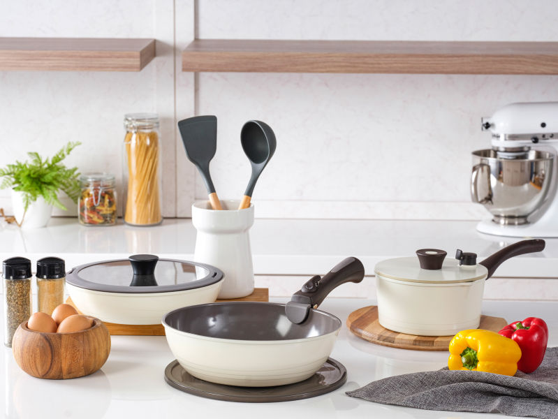 陶瓷塗層鍋系列，卸除可拆式把手能將鍋具堆疊收納，幫助廚房省下更多空間