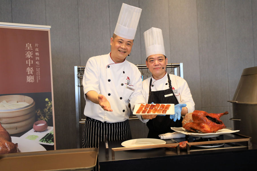 皇豪中餐廳主廚池一明與烤鴨師傅陳吉南共同聯手，打造頂級片皮鴨四吃