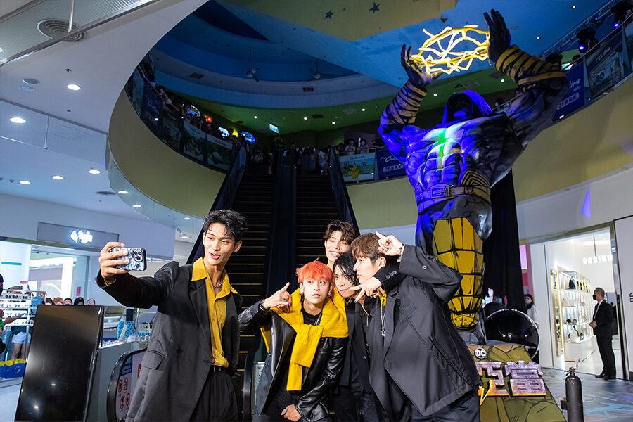 黑亞當 巨石強森 梅寇勒特瑟拉 叢林奇航 奧迪斯霍吉 諾亞森迪尼奧 原子粉碎者 莎拉夏希 阿德里安娜 馬文坎薩林 伊斯梅爾 昆塔莎斯溫德爾 炫風 博迪薩邦圭 阿蒙 皮爾斯布洛斯南 原子少年