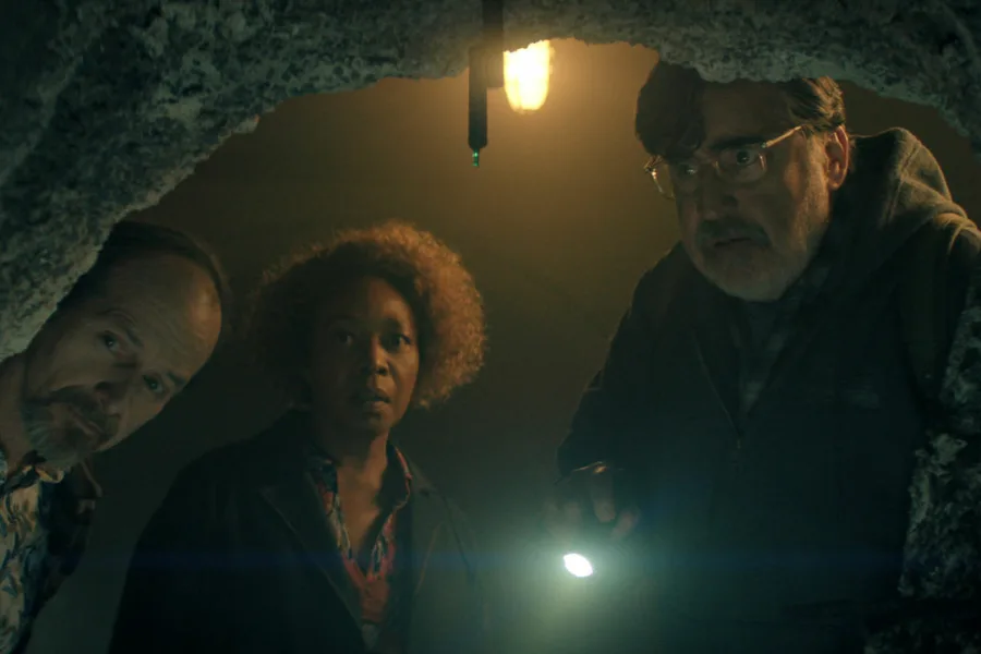 Netflix 新片 媒體採購 廣編稿 廣告合作 異業合作 互惠 怪奇退休鎮 影集影評 恐怖科幻  The Boroughs 艾佛烈·蒙利納 珍娜·戴維斯 演技  退休社區 陰謀論 長者英雄 社會邊緣  比爾·普曼 艾法·伍達德 恐怖劇情 推薦  反烏托邦 衰老 恐懼 驚悚之作 解析  2026 必看跨類型美劇 銀髮覺醒 導讀