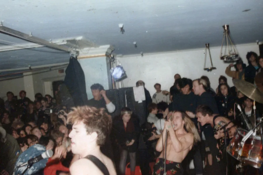 Netflix新片 電影 媒體採購 廣編稿 廣告合作 異業合作 互惠 嗆辣紅椒成名路 紀錄片影評 希勒斯洛伐克 Hillel Slovak 影響力 解析 嗆辣紅椒樂團 成名史 2026年3月20日 上線 安東尼基德斯 佛利 兄弟情誼 洛杉磯 搖滾 Freaky Styley 喬治克林頓 放克音樂 歷史 2026 必看音樂紀錄電影 搖滾傳奇 導讀