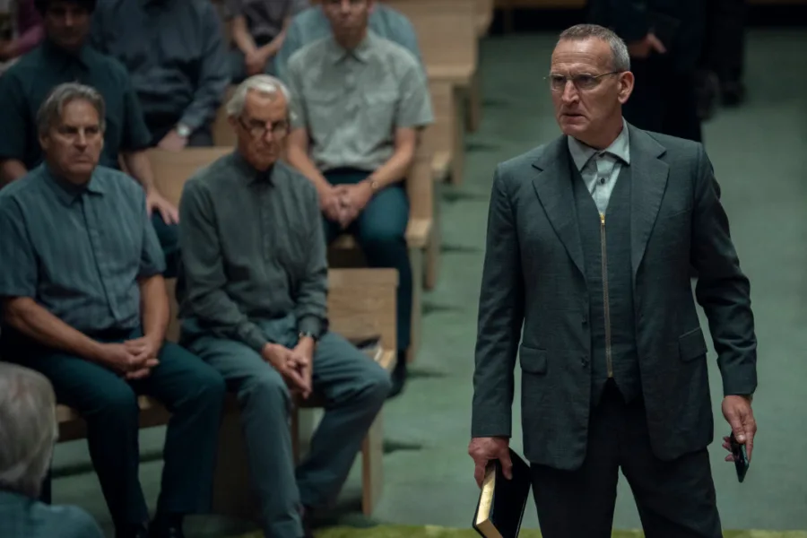 Netflix 新片 媒體採購 廣編稿 廣告合作 異業合作 互惠 非選之人 Unchosen  蘿西 亞當 山姆 驚悚影集  2026 英國驚悚影集 非選之人 第一季  宗教驚悚 封閉社區 越獄犯 心理博弈  非選之人 秘密過去 信仰危機 生存抉擇  影集 非選之人 犯罪 救贖 懸疑