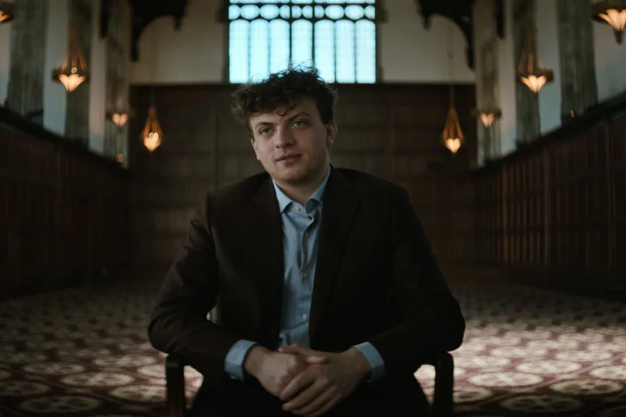 Netflix新片 電影 媒體採購 廣編稿 廣告合作 異業合作 互惠 體壇祕話 棋逢敵手 影評 紀錄片 卡爾森 Untold: Chess Mates 解析 漢斯尼曼 作弊疑雲 內幕 西洋棋作弊 2026 電影推薦 辛克菲爾德盃 評價 對決 演算法 導讀 體育博弈論 數位時代信任危機 線上西洋棋 深度分析 智力對決 體壇祕話 2024