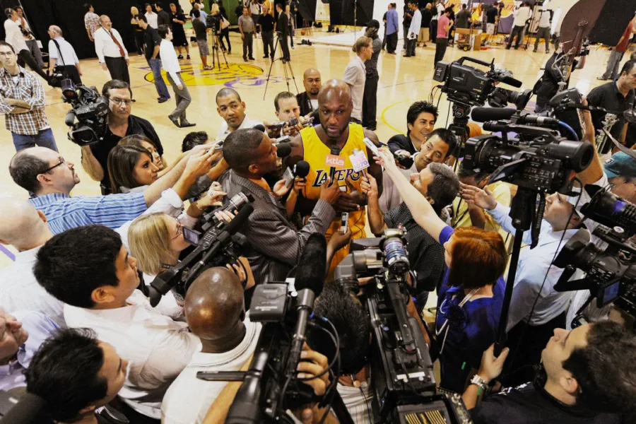 Netflix新片 電影 媒體採購 廣編稿 廣告合作 異業合作 互惠 體壇祕話 拉瑪歐登的生死邊緣 影評 紀錄片 Untold: Lamar Odom 解析 湖人隊 球星成癮 內幕 克蘿依卡戴珊 訪談 NBA 球員心理健康 2026 紀錄片推薦 愛之牧場事件 藥物濫用 真實改編 體育人生 評價 拉瑪歐登 重生之路 媒體景觀 社交媒體焦慮 導讀 名利場病理 籃球紀錄片 生死邊緣 關鍵決定 評論