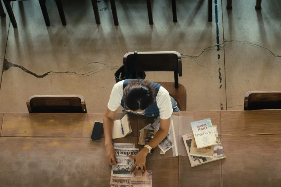 誰是掌鏡人越戰經典照片之謎 Netflix新片 電影 媒體採購 廣編稿 廣告合作 異業合作 The Stringer 戰地攝影師 蓋瑞奈特 Gary Knight 越戰新聞攝影 署名爭議 Netflix紀錄片歷史懸案 2025年11月28