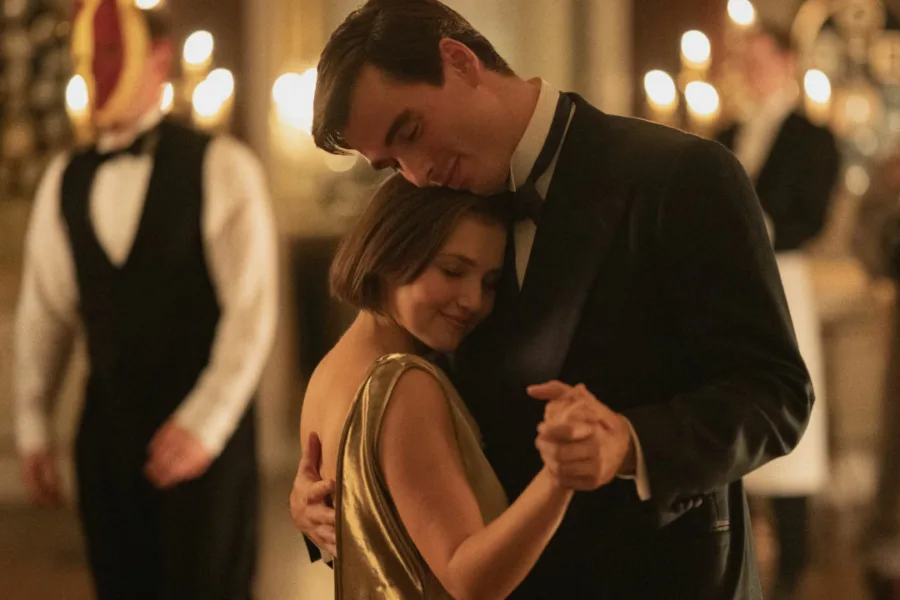 Netflix 新片 媒體採購 廣編稿 廣告合作 異業合作 互惠 阿嘉莎克莉絲蒂之七鐘面 海倫娜邦漢卡特 七鐘面謎案 英式懸疑 1925鄉間命案 邦朵偵探