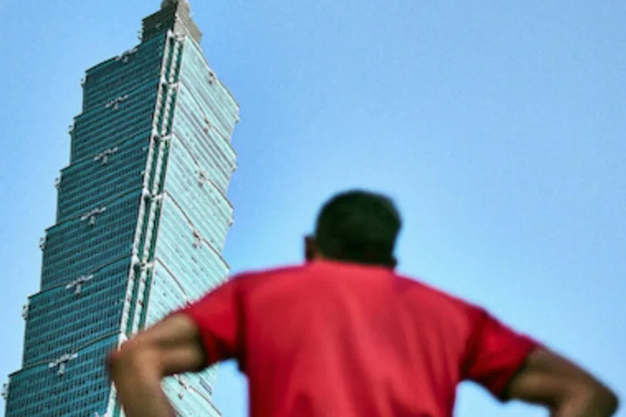 Netflix 新片 媒體採購 廣編稿 廣告合作 異業合作 互惠 赤手獨攀台北101直播 台北101 摩天大樓 全球直播 赤手登峰 奧斯卡紀錄片 竹節箱體 累積疲勞 恐懼管理 父親心態