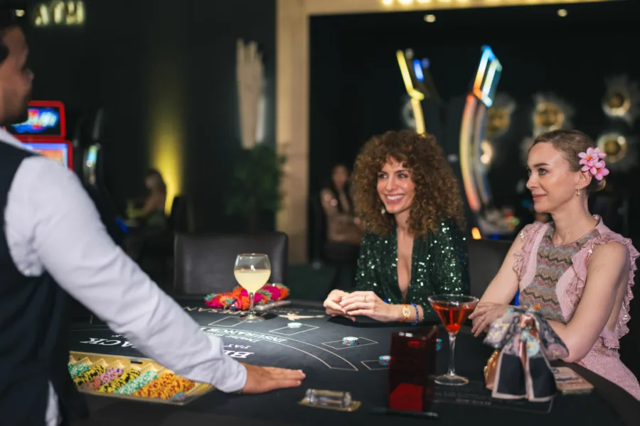 Netflix 新片 媒體採購 廣編稿 廣告合作 異業合作 互惠 大男人注意 第四季 Alpha Males Season 4 西班牙喜劇影集 中年危機 合租公寓 男子氣概轉變 原班人馬回歸