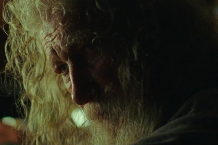 Netflix新片 電影 媒體採購 廣編稿 廣告合作 異業合作 互惠 小酒館陌聲人 The Singers  導演 山姆戴維斯 Sam Davis  屠格涅夫 Ivan Turgenev 短篇小說改編  TikTok YouTube 素人演員  劇情片 跨類型電影  2026 電影 小酒館陌聲人