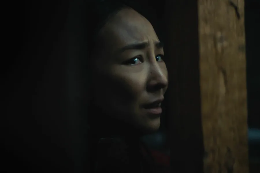 Netflix新片 電影 媒體採購 廣編稿 廣告合作 異業合作 互惠 最後孤屋 The Last House 葛瑞塔李  最後孤屋 電影 瓦格納莫拉 恐怖之作  2026 電影 驚悚片 美國電影  葛瑞塔李 Greta Lee 瓦格納莫拉 Wagner Moura 幽閉恐懼 The Last House 受困家中 情感獨立 完美生活失控  電影  不知名威脅 混亂任務 生存演算