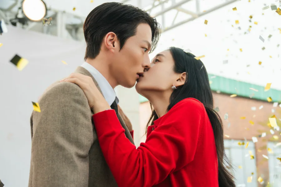 一吻爆炸 Netflix 新片 媒體採購 廣編稿 廣告合作 張基龍 安恩真 職場浪漫 辦公室喜劇 假媽媽 靈魂交換 燙菠菜 白馬王子 韓劇甜寵 化學反應