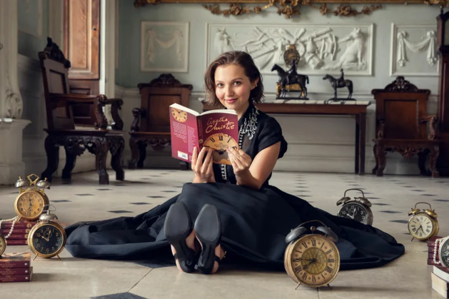 Netflix 新片 媒體採購 廣編稿 廣告合作 異業合作 互惠 阿嘉莎克莉絲蒂之七鐘面 海倫娜邦漢卡特 七鐘面謎案 英式懸疑 1925鄉間命案 邦朵偵探