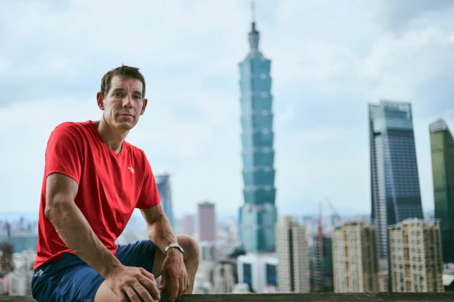 Netflix 新片 媒體採購 廣編稿 廣告合作 異業合作 互惠 赤手獨攀台北101直播 台北101 摩天大樓 全球直播 赤手登峰 奧斯卡紀錄片 竹節箱體 累積疲勞 恐懼管理 父親心態