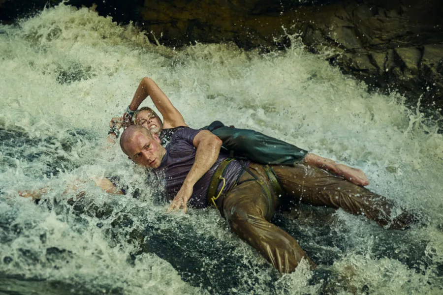 Netflix新片 電影 媒體採購 廣編稿 廣告合作 異業合作 互惠 巔峰獵殺 APEX  莎莉賽隆 Charlize Theron  泰隆艾格頓 Taron Egerton  艾瑞克巴納 Eric Bana  澳洲荒野生存  驚悚動作電影