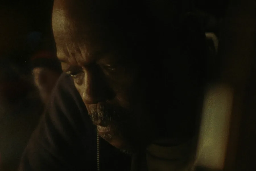 Netflix新片 電影 媒體採購 廣編稿 廣告合作 異業合作 互惠 小酒館陌聲人 The Singers  導演 山姆戴維斯 Sam Davis  屠格涅夫 Ivan Turgenev 短篇小說改編  TikTok YouTube 素人演員  劇情片 跨類型電影  2026 電影 小酒館陌聲人