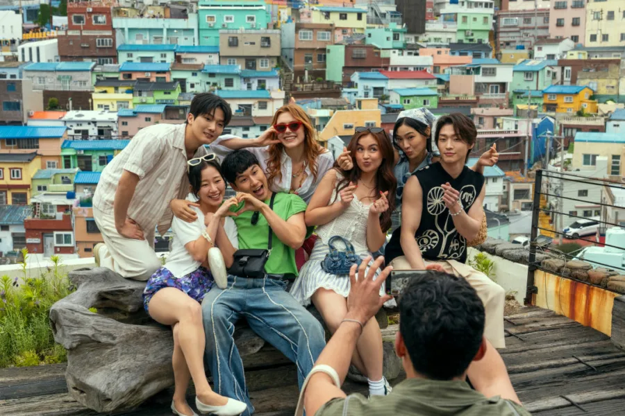 Netflix 新片 媒體採購 廣編稿 廣告合作 異業合作 互惠 愛你的凱蒂 XO, Kitty Season 3  安娜卡思卡特 Anna Cathcart  崔民英 李相憲 金智雅  韓珍妮 Jenny Han 范倫蒂娜葛拉薩  浪漫喜劇 成長影集  