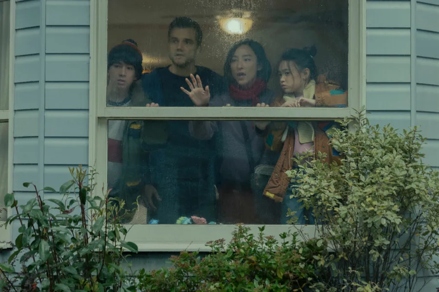 Netflix新片 電影 媒體採購 廣編稿 廣告合作 異業合作 互惠 最後孤屋 The Last House 葛瑞塔李  最後孤屋 電影 瓦格納莫拉 恐怖之作  2026 電影 驚悚片 美國電影  葛瑞塔李 Greta Lee 瓦格納莫拉 Wagner Moura 幽閉恐懼 The Last House 受困家中 情感獨立 完美生活失控  電影  不知名威脅 混亂任務 生存演算