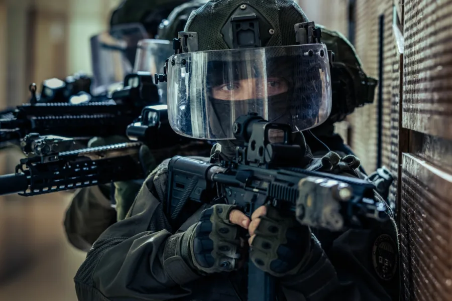 Netflix 新片 媒體採購 廣編稿 廣告合作 異業合作 互惠 GIGN 特勤小隊 湯摩爾席勒 / Tomer Sisley 吉翁古依克斯 / Guillaume Gouix 法國特勤動作 / French Special Forces Action 生死任務懸疑 / High-Stakes Mission Thriller 人性救贖 / Human Redemption