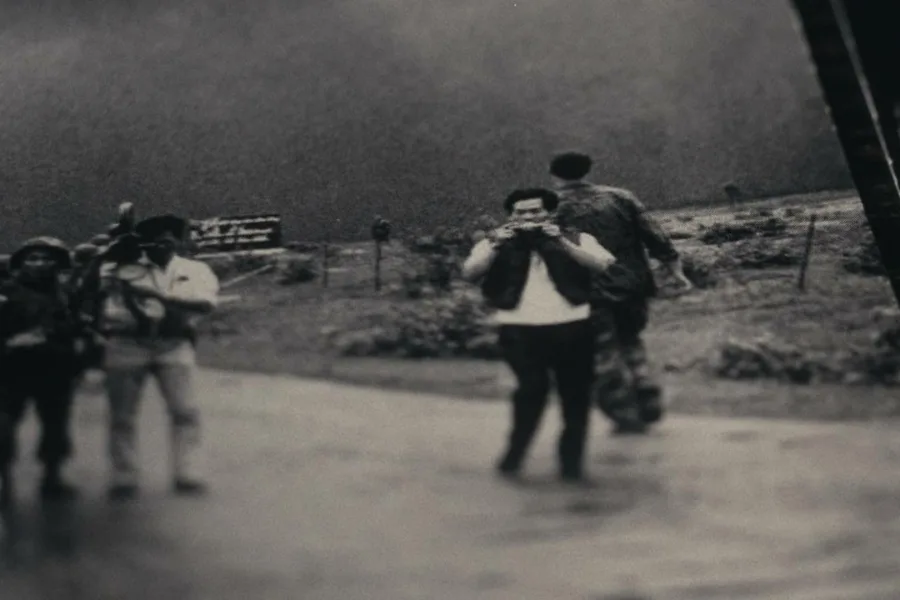 誰是掌鏡人越戰經典照片之謎 Netflix新片 電影 媒體採購 廣編稿 廣告合作 異業合作 The Stringer 戰地攝影師 蓋瑞奈特 Gary Knight 越戰新聞攝影 署名爭議 Netflix紀錄片歷史懸案 2025年11月28