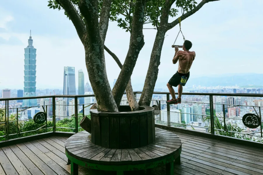 Netflix 新片 媒體採購 廣編稿 廣告合作 異業合作 互惠 赤手獨攀台北101直播 台北101 摩天大樓 全球直播 赤手登峰 奧斯卡紀錄片 竹節箱體 累積疲勞 恐懼管理 父親心態