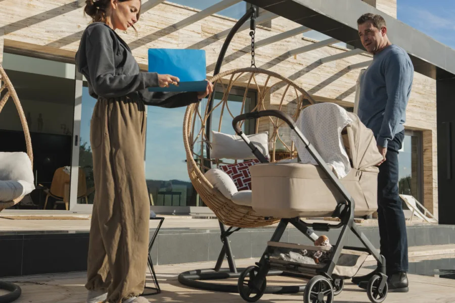 Netflix 新片 媒體採購 廣編稿 廣告合作 異業合作 互惠 大男人注意 第四季 Alpha Males Season 4 西班牙喜劇影集 中年危機 合租公寓 男子氣概轉變 原班人馬回歸