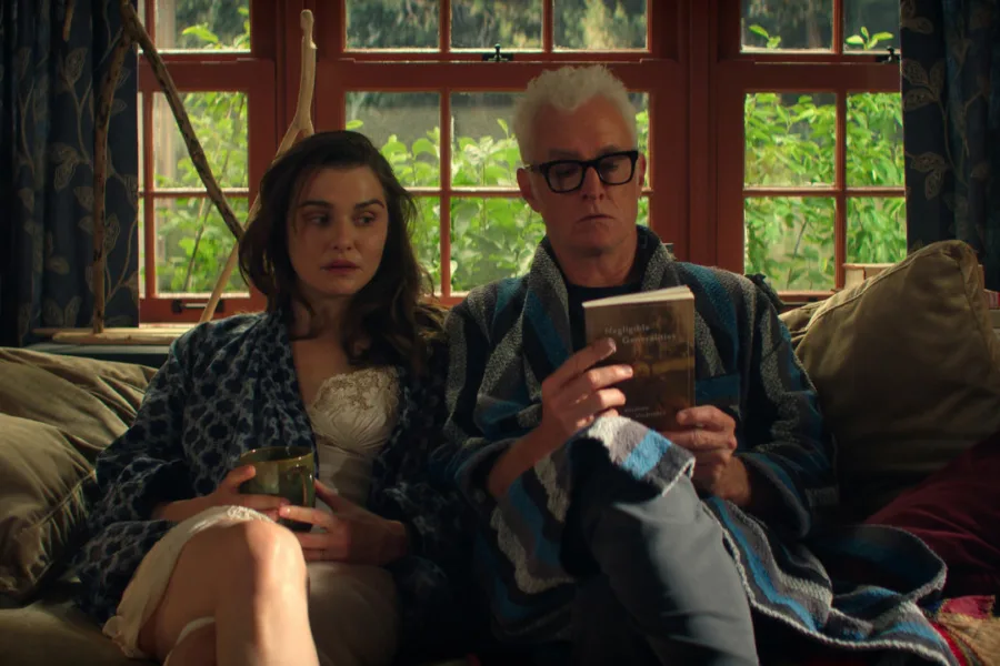 Netflix 新片 媒體採購 廣編稿 廣告合作 異業合作 互惠 高等教慾 瑞秋懷茲 Rachel Weisz  李奧伍道爾 Leo Woodall  約翰史萊特瑞 John Slattery  潔西卡亨維克 禁忌慾望迷你影集  茱莉亞梅喬納斯 小說改編