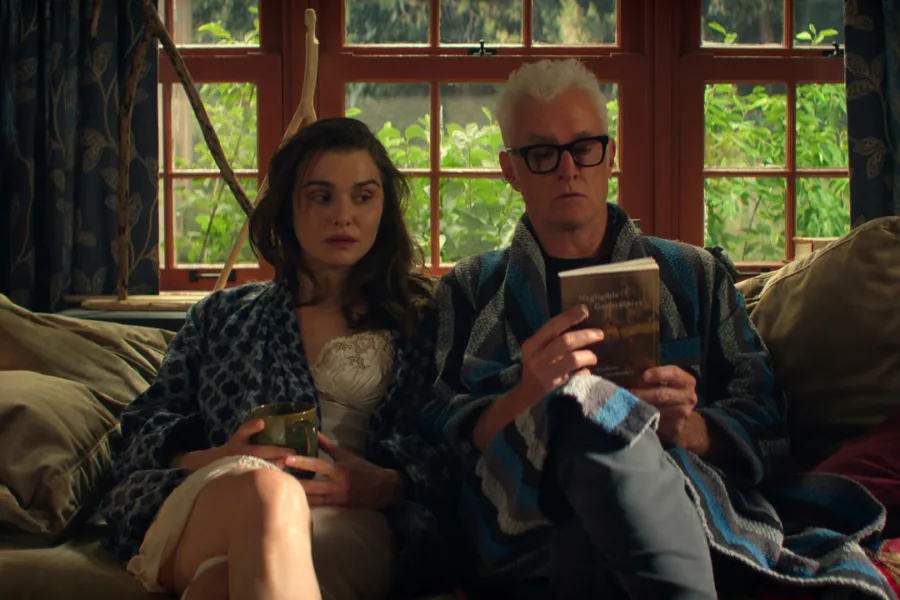 Netflix 新片 媒體採購 廣編稿 廣告合作 異業合作 互惠 高等教慾 瑞秋懷茲 Rachel Weisz  李奧伍道爾 Leo Woodall  約翰史萊特瑞 John Slattery  潔西卡亨維克 禁忌慾望迷你影集  茱莉亞梅喬納斯 小說改編