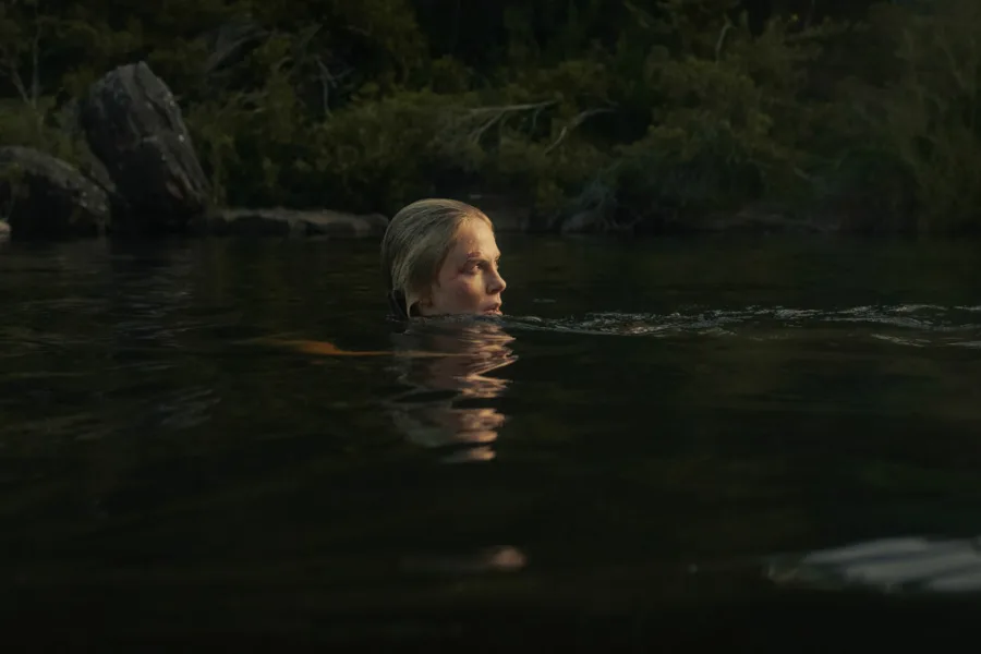 Netflix新片 電影 媒體採購 廣編稿 廣告合作 異業合作 互惠 巔峰獵殺 APEX  莎莉賽隆 Charlize Theron  泰隆艾格頓 Taron Egerton  艾瑞克巴納 Eric Bana  澳洲荒野生存  驚悚動作電影