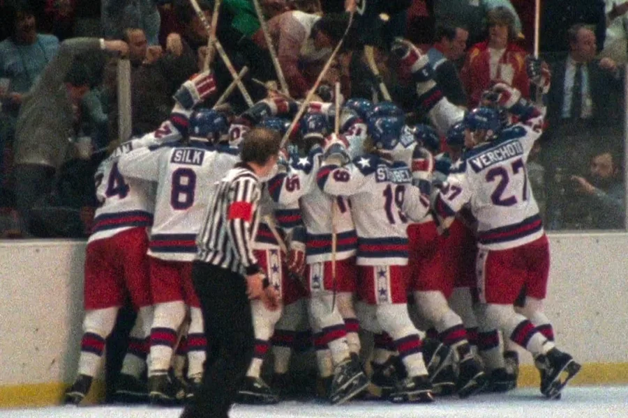 Netflix 新片 媒體採購 廣編稿 廣告合作 異業合作 互惠 奧運奇蹟 1980美國國家男子冰球隊 Miracle: The Boys of '80 冰上奇蹟紀錄片 1980 普萊西德湖冬奧 冷戰體育歷史 弱者逆襲傳奇