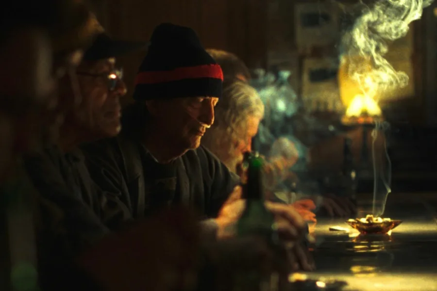 Netflix新片 電影 媒體採購 廣編稿 廣告合作 異業合作 互惠 小酒館陌聲人 The Singers  導演 山姆戴維斯 Sam Davis  屠格涅夫 Ivan Turgenev 短篇小說改編  TikTok YouTube 素人演員  劇情片 跨類型電影  2026 電影 小酒館陌聲人