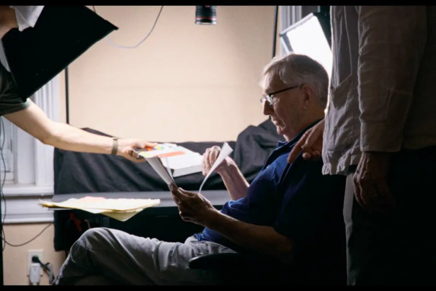 Netflix新片 電影 媒體採購 廣編稿 廣告合作 異業合作 黑幕調查記者的真相之路 西摩赫許、調查記者、普立茲獎 美萊村屠殺、阿布格萊布監獄、體制暴力 蘿拉波特拉斯、威尼斯電影節、政治驚悚 檔案畫面、個人筆記、真相揭露 新聞自由、有罪不罰、美國軍方 紀錄片、Netflix原創、2025上線