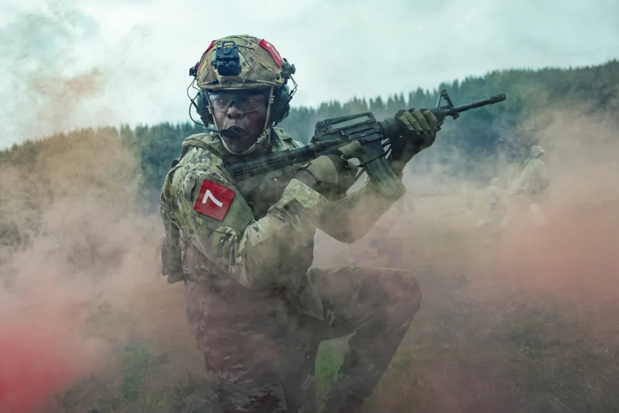 Netflix新片 電影 媒體採購 廣編稿 廣告合作 異業合作 互惠 侵略機器 War Machine  美國陸軍遊騎兵 生存之戰  軍事科幻 動作電影  菁英團隊 驚人威脅  跨文明戰爭 戰術驚悚  2026 動作新片 侵略機器