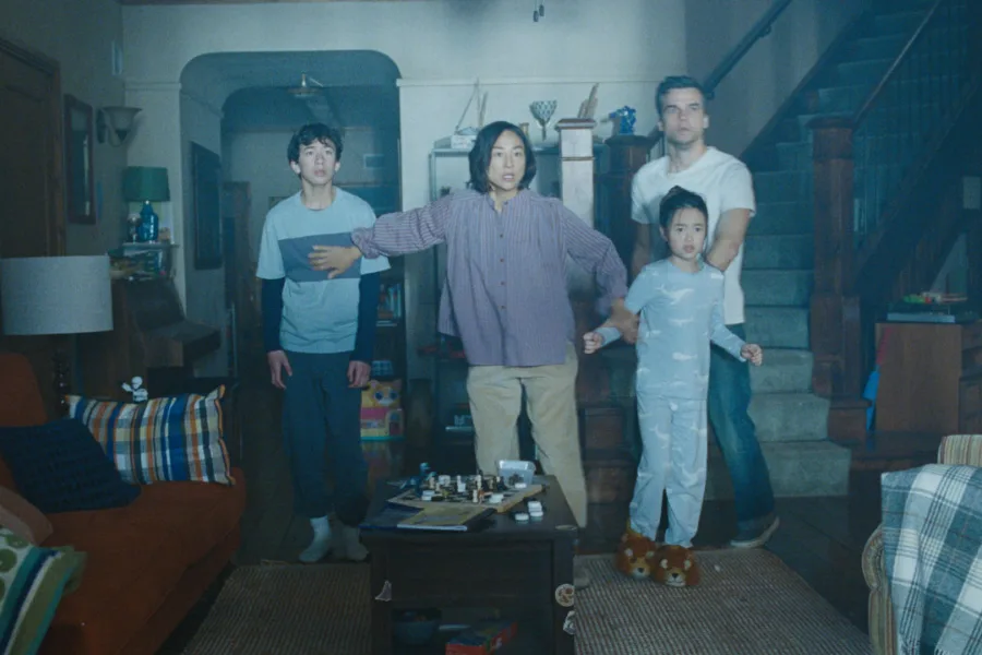 Netflix新片 電影 媒體採購 廣編稿 廣告合作 異業合作 互惠 最後孤屋 The Last House 葛瑞塔李  最後孤屋 電影 瓦格納莫拉 恐怖之作  2026 電影 驚悚片 美國電影  葛瑞塔李 Greta Lee 瓦格納莫拉 Wagner Moura 幽閉恐懼 The Last House 受困家中 情感獨立 完美生活失控  電影  不知名威脅 混亂任務 生存演算
