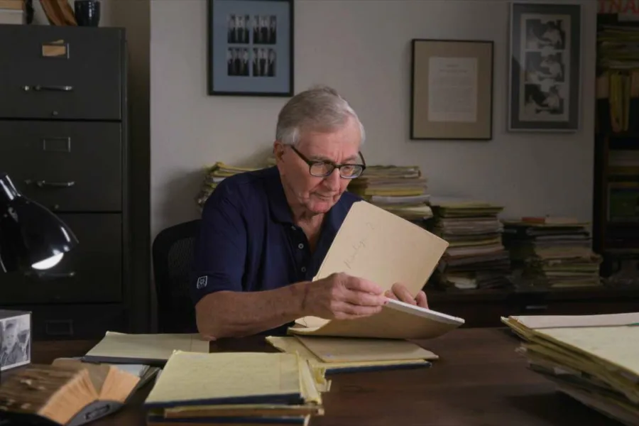 Netflix新片 電影 媒體採購 廣編稿 廣告合作 異業合作 黑幕調查記者的真相之路 西摩赫許、調查記者、普立茲獎 美萊村屠殺、阿布格萊布監獄、體制暴力 蘿拉波特拉斯、威尼斯電影節、政治驚悚 檔案畫面、個人筆記、真相揭露 新聞自由、有罪不罰、美國軍方 紀錄片、Netflix原創、2025上線