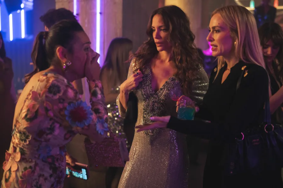 Netflix 新片 媒體採購 廣編稿 廣告合作 異業合作 互惠 大男人注意 第四季 Alpha Males Season 4 西班牙喜劇影集 中年危機 合租公寓 男子氣概轉變 原班人馬回歸