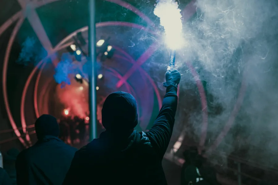 Netflix 新片 媒體採購 廣編稿 廣告合作 異業合作 互惠 最後救贖 Salvador 新納粹團體 極端主義 父親營救女兒 家庭衝突 西班牙驚悚劇 懸疑推理 足球球迷暴力 社會議題 親情救贖 意識形態衝突