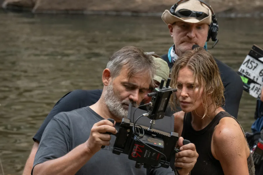 Netflix新片 電影 媒體採購 廣編稿 廣告合作 異業合作 互惠 巔峰獵殺 APEX  莎莉賽隆 Charlize Theron  泰隆艾格頓 Taron Egerton  艾瑞克巴納 Eric Bana  澳洲荒野生存  驚悚動作電影