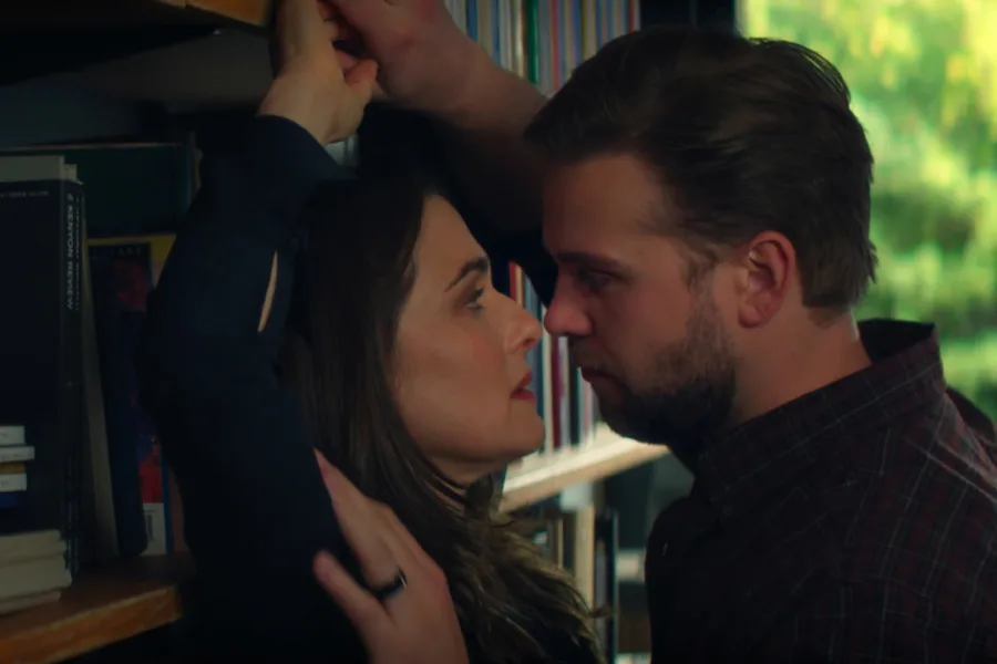 Netflix 新片 媒體採購 廣編稿 廣告合作 異業合作 互惠 高等教慾 瑞秋懷茲 Rachel Weisz 李奧伍道爾 Leo Woodall 約翰史萊特瑞 John Slattery 潔西卡亨維克 禁忌慾望迷你影集 茱莉亞梅喬納斯 小說改編