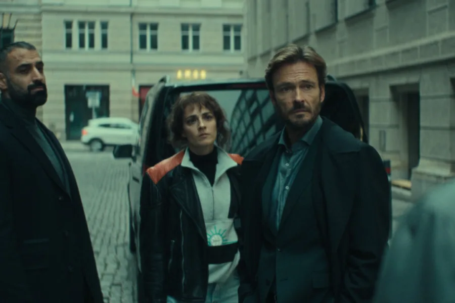 Netflix 新片 媒體採購 廣編稿 廣告合作 異業合作 互惠 密屋陌路 賽門 Simon 間諜避難所  梅瑞 Meret 柏林諜戰  德國聯邦情報局 BND 驚悚影集  俄羅斯探員 動作劇情片  婚姻危機 2026 驚悚新片