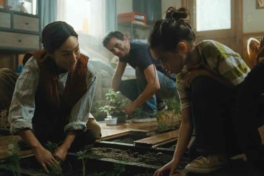 Netflix新片 電影 媒體採購 廣編稿 廣告合作 異業合作 互惠 最後孤屋 The Last House 葛瑞塔李  最後孤屋 電影 瓦格納莫拉 恐怖之作  2026 電影 驚悚片 美國電影  葛瑞塔李 Greta Lee 瓦格納莫拉 Wagner Moura 幽閉恐懼 The Last House 受困家中 情感獨立 完美生活失控  電影  不知名威脅 混亂任務 生存演算
