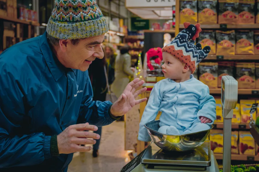 人來瘋奇寶過招  Netflix 新片 媒體採購 廣編稿 廣告合作 靈魂災難喜劇   聖誕寶寶 頂樓公寓 高科技豪宅 耶誕劇危機  學校工友 英國短篇喜劇 Netflix原創 肢體幽默 溫馨爆笑